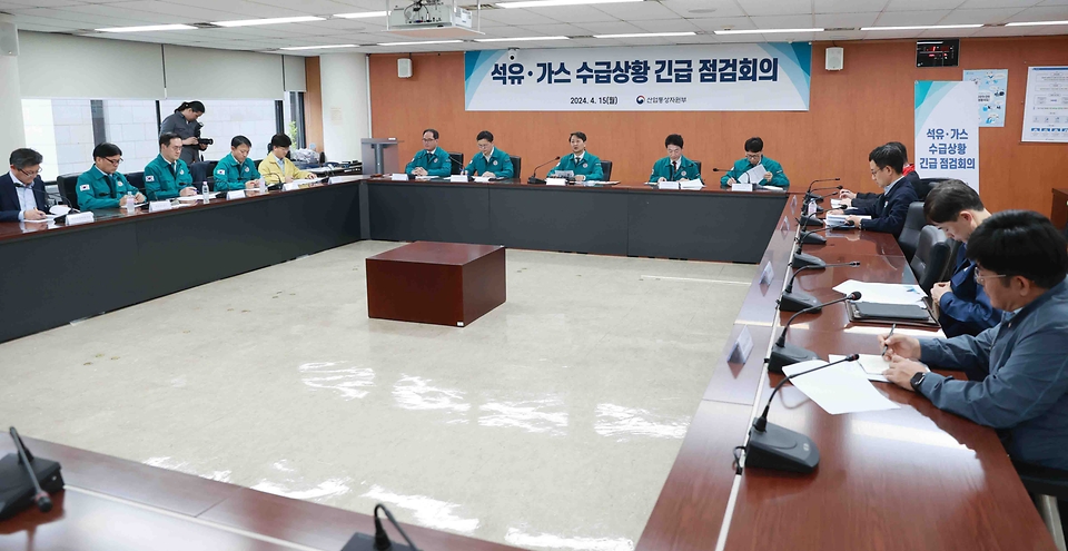 안덕근 산업통상자원부 장관이 15일 서울 종로구 석탄회관 대회의실에서 열린 ‘석유·가스 수급현황 긴급 점검회의’를 주재하고 있다.