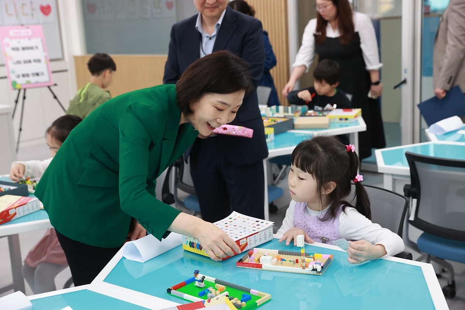 오영주 중소벤처기업부 장관이 15일 충남 공주 석송초등학교에서 늘봄학교 일일교사로 참여해,  청소년 비즈쿨 프로그램을 활용하여 수업을 진행하고 있다. 