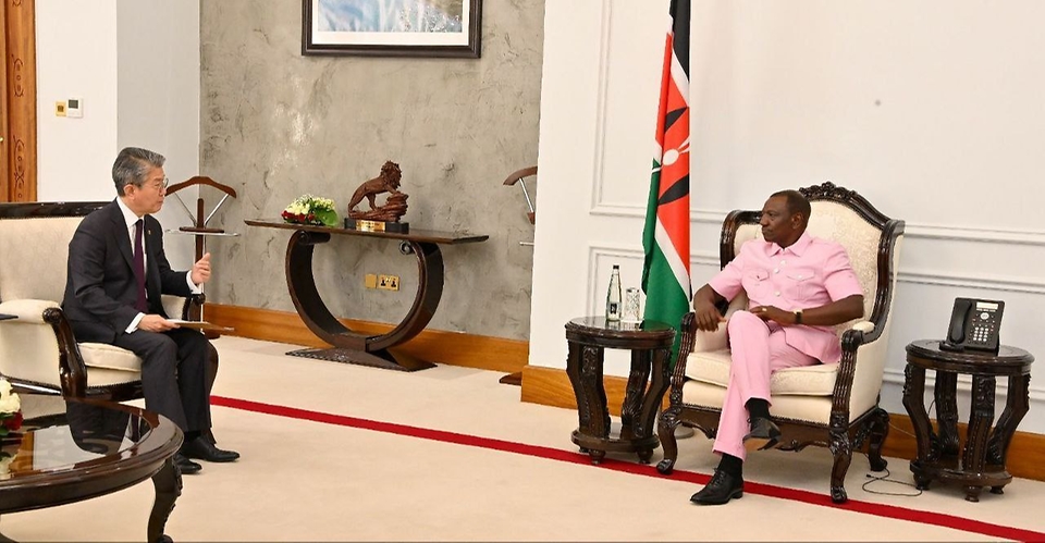 김홍균 외교부 1차관이 16일(현지시간) 케냐 대통령 집무실에서 윌리엄 루토(William Ruto) 케냐 대통령을 예방하고 있다. 