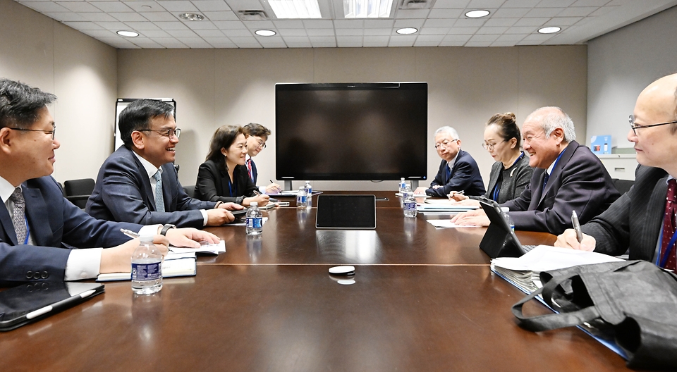 최상목 경제부총리 겸 기획재정부 장관이 16일(현지시간) 미국 워싱턴 세계은행(WB)에서 스즈키 슌이치(Suzuki Shunichi) 일본 재무장관과 면담을 하고 있다.