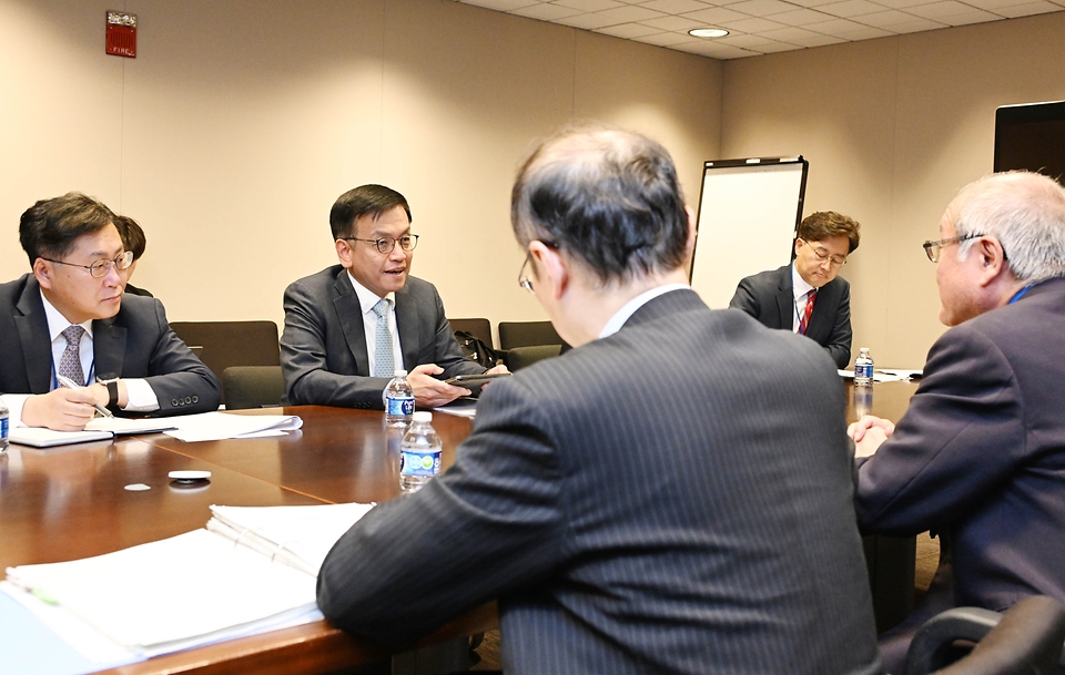 최상목 경제부총리 겸 기획재정부 장관이 16일(현지시간) 미국 워싱턴 세계은행(WB)에서 스즈키 슌이치(Suzuki Shunichi) 일본 재무장관과 면담을 하고 있다.