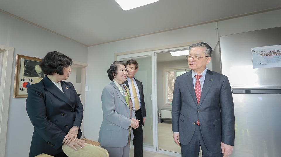 강정애 국가보훈부 장관이 17일 오후 충북 오송읍에 위치한 국가유공자 이종국씨 자택을 방문하여 국가유공자 주거개선사업 명예를 품은 집 현판식전 주택 현황점검을 경청하고 주변을 둘러보고 있다.