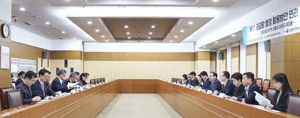 정인교 산업통상자원부 통상교섭본부장이 17일 정부세종청사에서 열린 ‘제1차 신통상 라운드 테이블’을 주재하고 있다.
