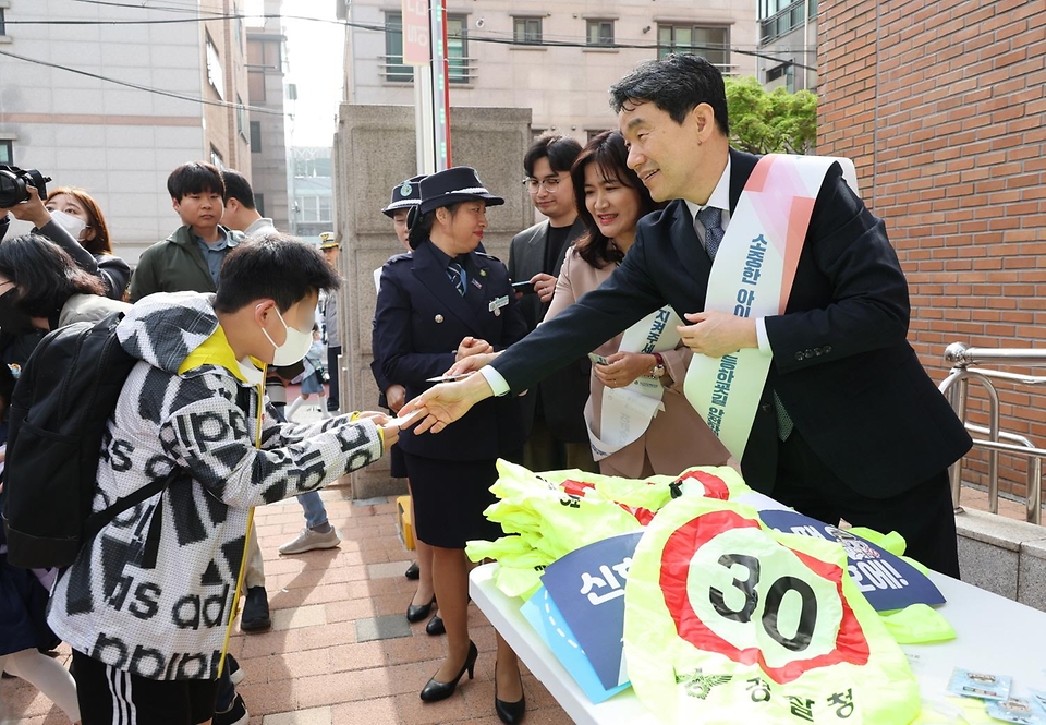 이주호 사회부총리 겸 교육부 장관이 17일 서울시 광진구 신자초등학교를 방문해 등굣길 어린이 교통안전 캠페인을 하고 있다.