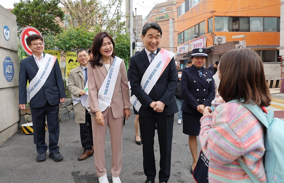 이주호 사회부총리 겸 교육부 장관이 17일 서울시 광진구 신자초등학교를 방문, 등굣길 어린이 교통안전 캠페인 행사에 참여해 어린이와 인사를 하고 있다. 