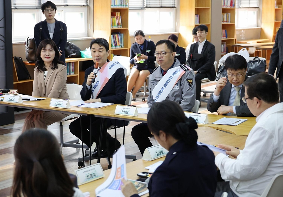 이주호 사회부총리 겸 교육부 장관이 17일 서울시 광진구 신자초등학교를 방문, 관계자들과 어린이 교통사고 예방 및 어린이 보호구역 개선 방안에 대해 논의하고 있다. 