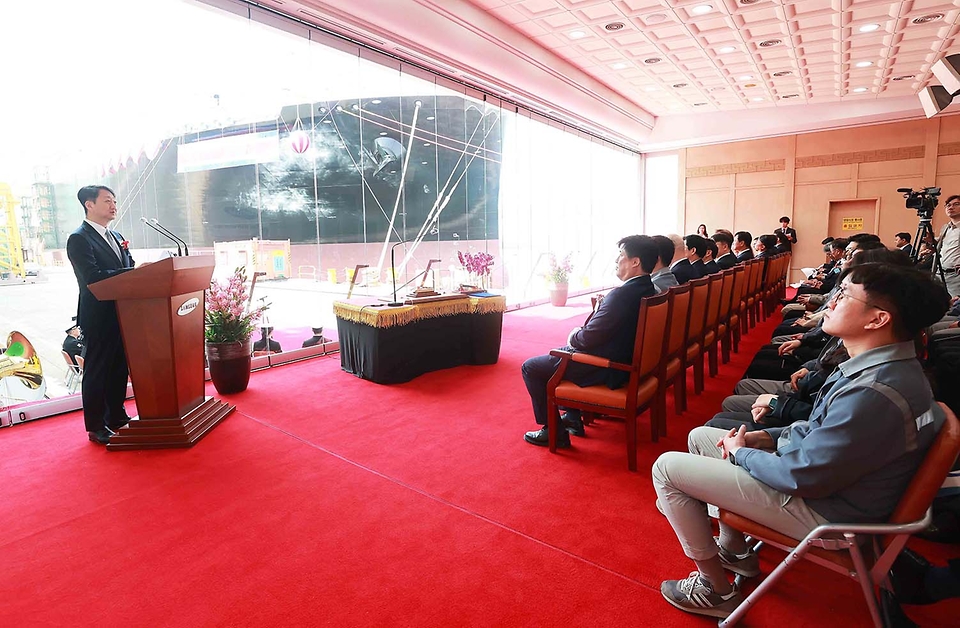 안덕근 산업통상자원부 장관이 18일 경남 거제시 삼성중공업 거제조선소에서 열린 액화천연가스(LNG) 운반선 오리온 스피릿호 명명식에 참석해 발언하고 있다.