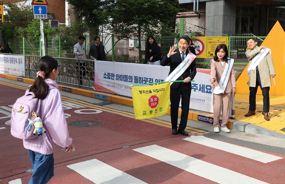 이주호 사회부총리 겸 교육부 장관이 17일 서울시 광진구 신자초등학교를 방문, 등굣길 어린이 교통안전 캠페인 행사에 참여해 어린이와 인사를 하고 있다. 