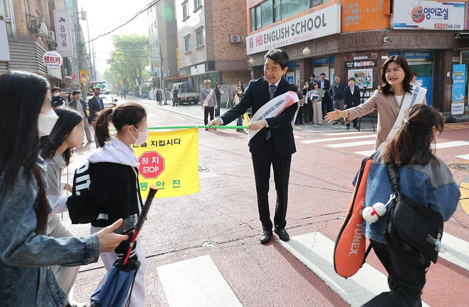 이주호 사회부총리 겸 교육부 장관이 17일 서울시 광진구 신자초등학교를 방문해 등굣길 어린이 교통안전 캠페인을 하고 있다.