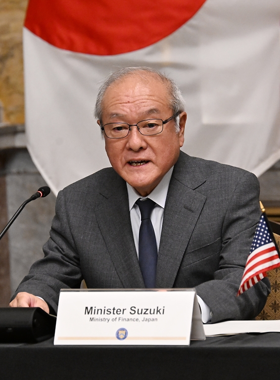 스즈키 슌이치(Suzuki Shunichi) 일본 재무장관이 17일(현지시간) 미국 재무부에서 열린 ‘제1차 한·미·일 재무장관 회의’에서 모두발언을 하고 있다.