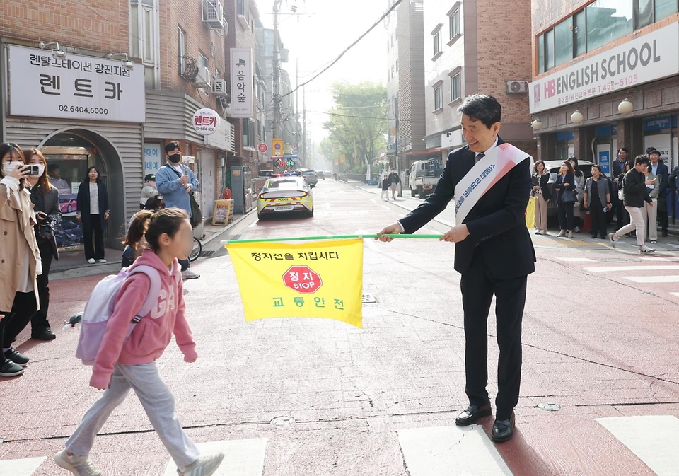 이주호 사회부총리 겸 교육부 장관이 17일 서울시 광진구 신자초등학교를 방문해 등굣길 어린이 교통안전 캠페인을 하고 있다.