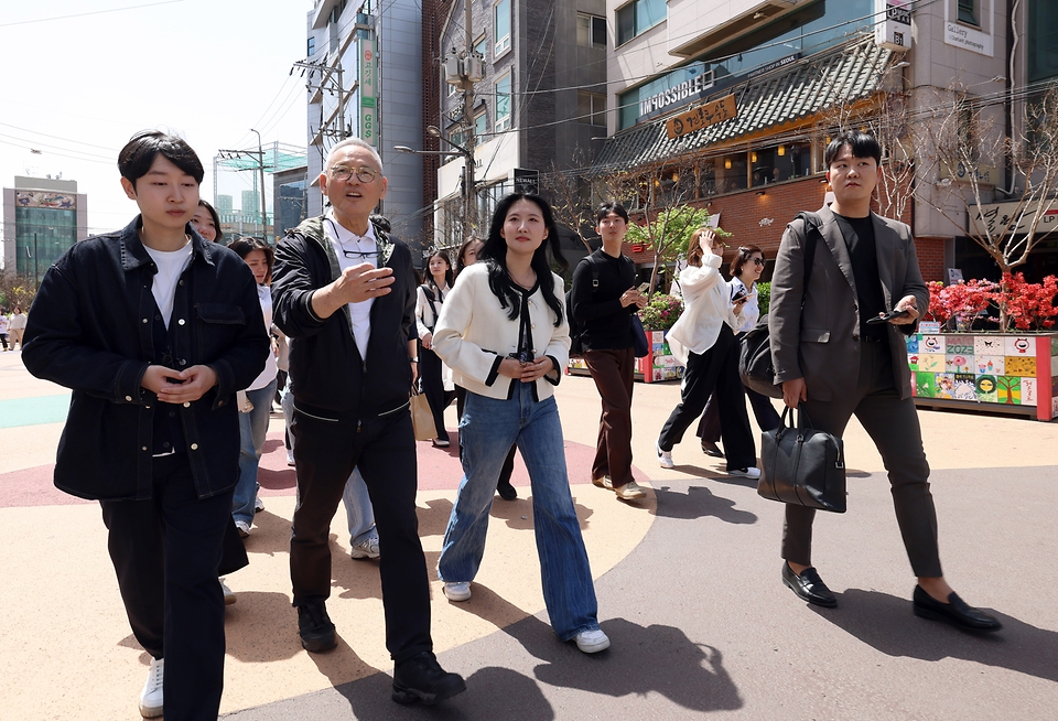 유인촌 문화체육관광부 장관이 취임 6개월을 맞아 18일 청년예술인, 문체부 청년 인턴과 함께 서울 마포구 ‘청년 복합예술벨트’ 예정지인 홍대 일원을 걸으며 청년 인턴의 질문에 답하고 있다.