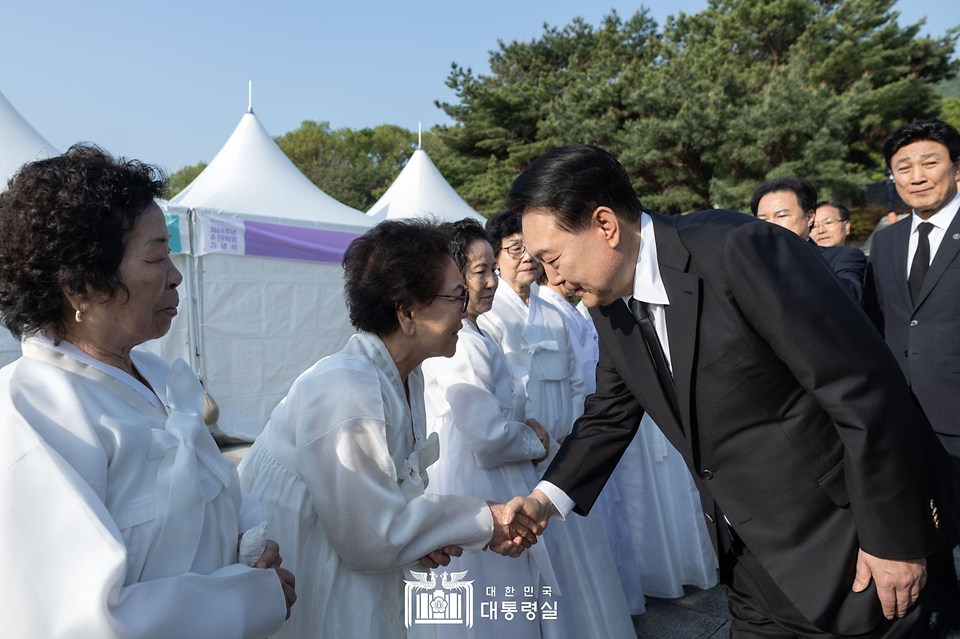 윤석열 대통령이 19일 서울 강북구 국립4·19민주묘지에서 참배를 마친 뒤 희생자 유족들과 인사하고 있다. 