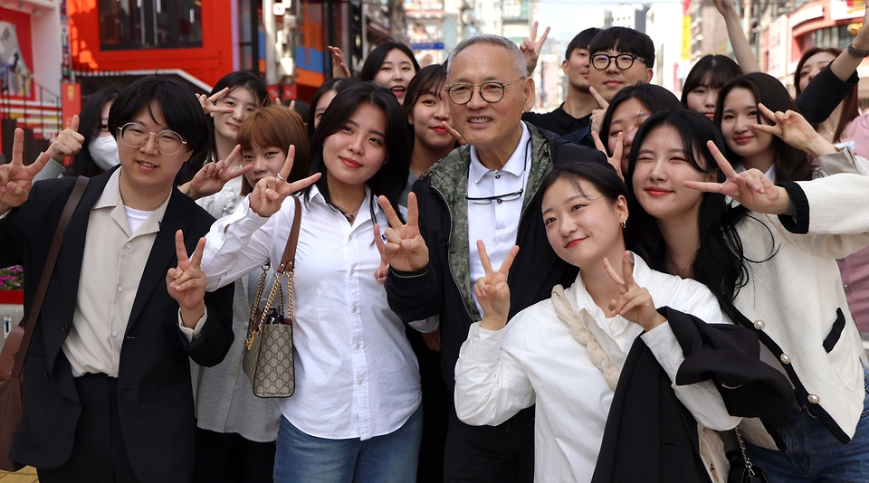 유인촌 문화체육관광부 장관이 취임 6개월을 맞아 18일 청년예술인, 문체부 청년 인턴과 함께 서울 마포구 ‘청년 복합예술벨트’ 예정지인 홍대 레드로드에서 기념촬영을 하고 있다.