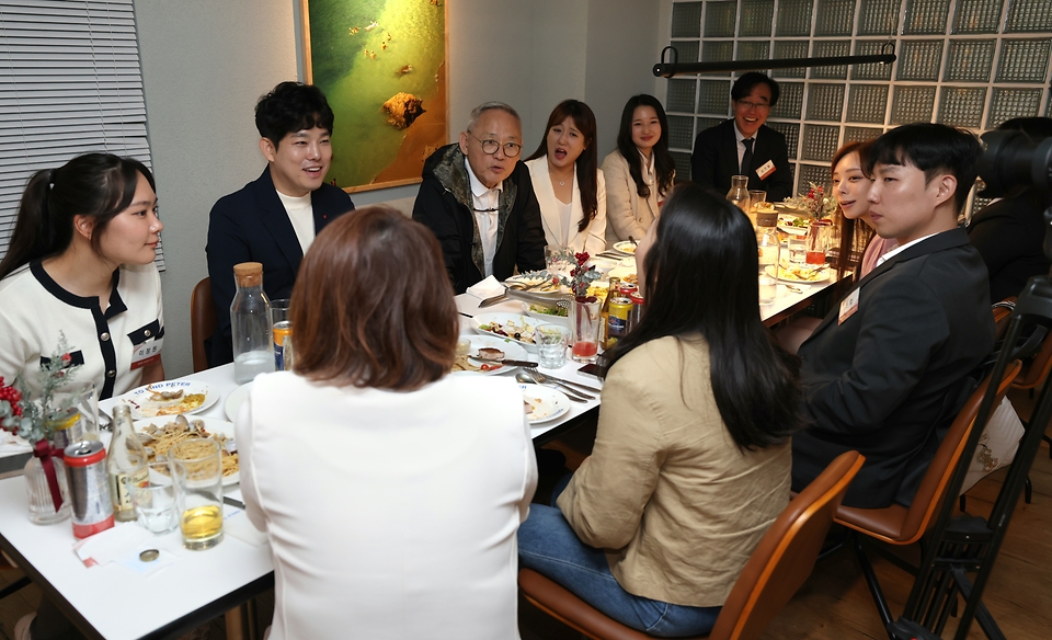 유인촌 문화체육관광부 장관이 취임 6개월을 맞아 18일 청년예술인, 문체부 청년 인턴과 함께 서울 마포구 ‘청년 복합예술벨트’ 예정지인 홍대 레드로드의 한 식당에서 청년예술인을 만나 간담회를 하고 있다.