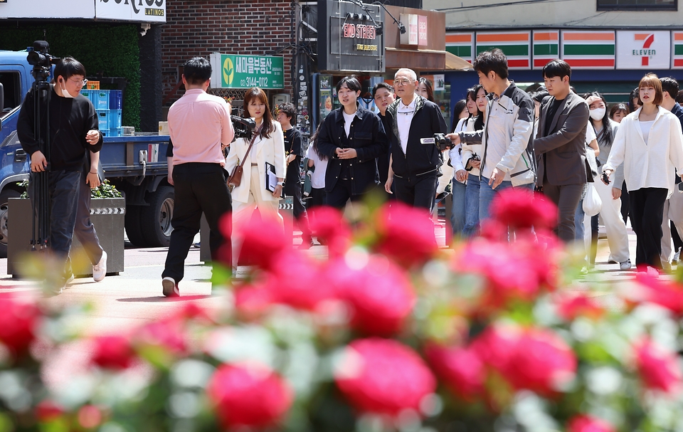 유인촌 문화체육관광부 장관이 취임 6개월을 맞아 18일 청년예술인, 문체부 청년 인턴과 함께 서울 마포구 ‘청년 복합예술벨트’ 예정지인 홍대 일원을 걸으며 청년 인턴의 질문에 답하고 있다.