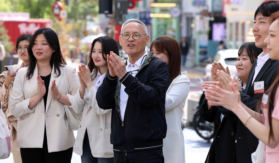 유인촌 문화체육관광부 장관이 취임 6개월을 맞아 18일 청년예술인, 문체부 청년 인턴과 함께 서울 마포구 ‘청년 복합예술벨트’ 예정지인 홍대 레드로드에서 버스킹 공연을 즐기고 있다.