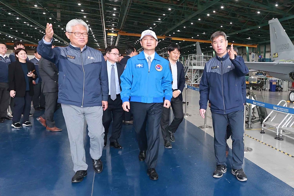 안덕근 산업통상자원부 장관이 18일 경남 사천시 한국항공우주산업(KAI)을 방문해 시설을 둘러보고 있다. 