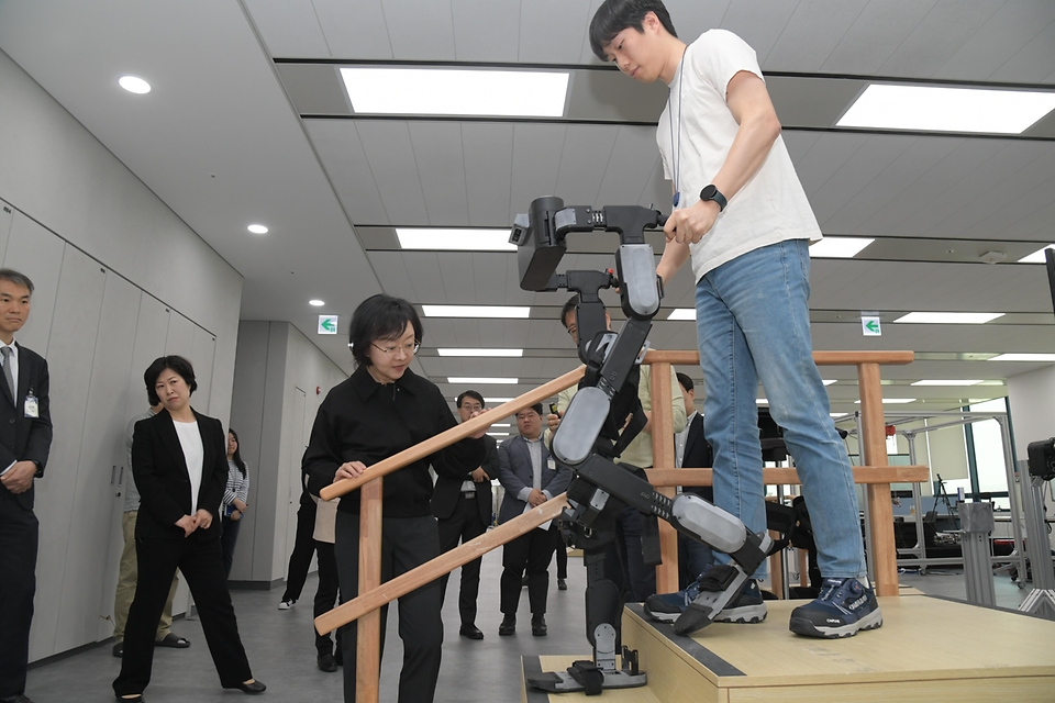 오유경 식품의약품안전처장이 18일 경기 의왕시 현대차·기아 로보틱스랩에 방문해 의료 로봇을 살펴보고 있다. 