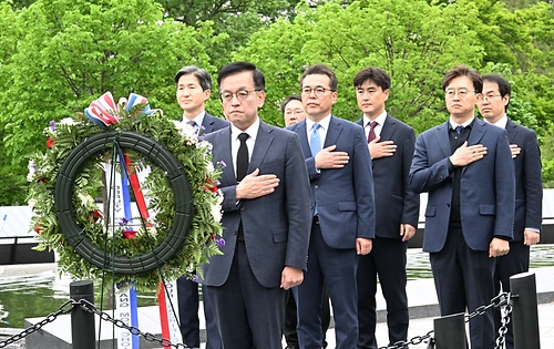 최상목 부총리, 한국전 참전용사 기념비 방문