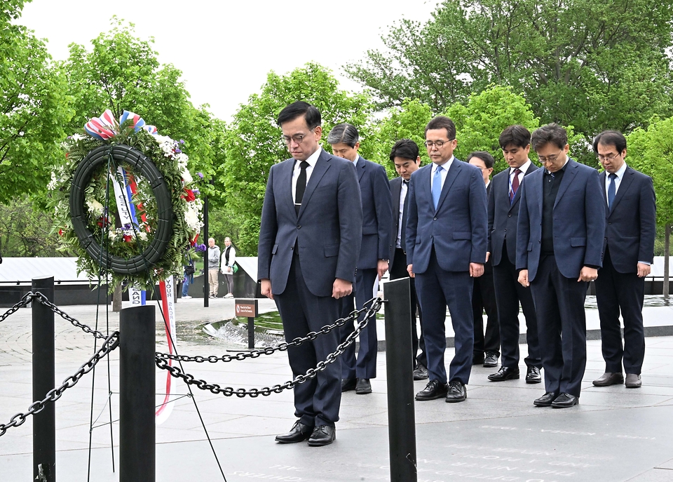 최상목 경제부총리 겸 기획재정부 장관이 19일(현지시간) 미국 워싱턴 D.C. 한국전 참전용사 기념공원에서 헌화 후 묵념하고 있다. 