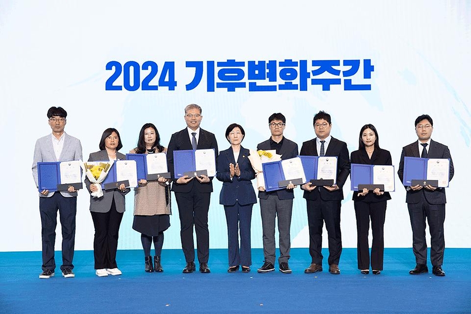 한화진 환경부 장관이 22일 서울 강남구 코엑스에서 열린 ‘2024 기후변화주간’ 개막식에서 탄소중립 생활 실천 유공자에게 표창을 수여한 후 기념 촬영을 하고 있다.