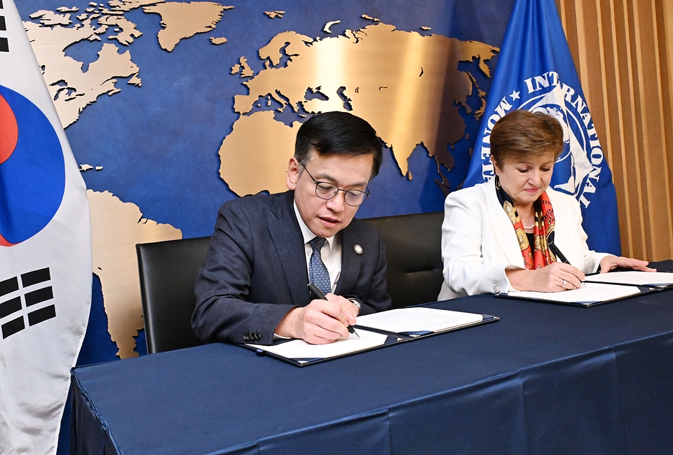 최상목 경제부총리 겸 기획재정부 장관이 20일(현지시간) 미국 워싱턴D.C. 국제통화기금(IMF)에서 열린 ‘IMF 빈곤감축성장기금 공여협정 서명식’에서 크리스탈리나 게오르기에바(Kristalina Georgieva) IMF 총재와 함께 서명을 하고 있다.