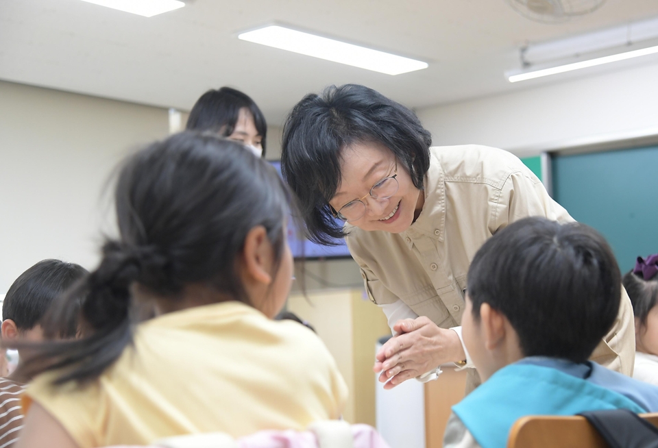 오유경 식품의약품안전처 처장이 22일 대전시 용전초등학교를 방문해 늘봄학교 일일교사로 식품영양·안전교육 수업을 진행하고 있다.