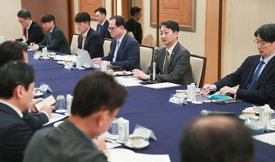 안덕근 산업통상자원부 장관이 22일(현지시간) 일본 도쿄 제국호텔에서 열린 ‘일본시장 수출진흥회의’를 주재하고 있다.