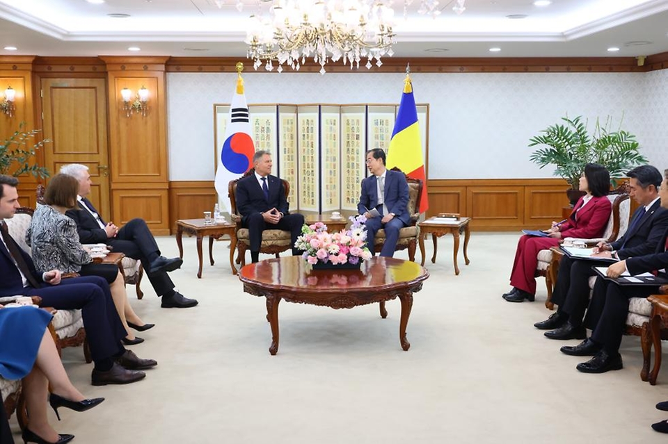 한덕수 국무총리가 23일 서울 종로구 정부서울청사에서 한국을 공식 방문한 클라우스 베르네르 요하니스(Klaus-Werner Iohannis) 루마니아 대통령과 만나 대화하고 있다.