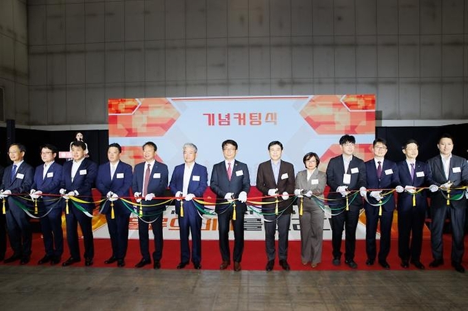 박상우 국토교통부 장관이 23일 경기도 일산 킨텍스 제2전시장에서 열린 ‘2024 국제물류산업대전’(KOREA MAT 2024) 개막식에서 참석자들과 기념 테이프를 자르고 있다.