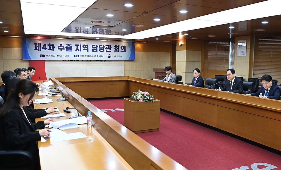 정인교 산업통상자원부 통상교섭본부장이 26일 서울 종로구 한국무역보험공사에서 열린 ‘제4차 수출지역 담당관 회의’를 주재하고 있다.