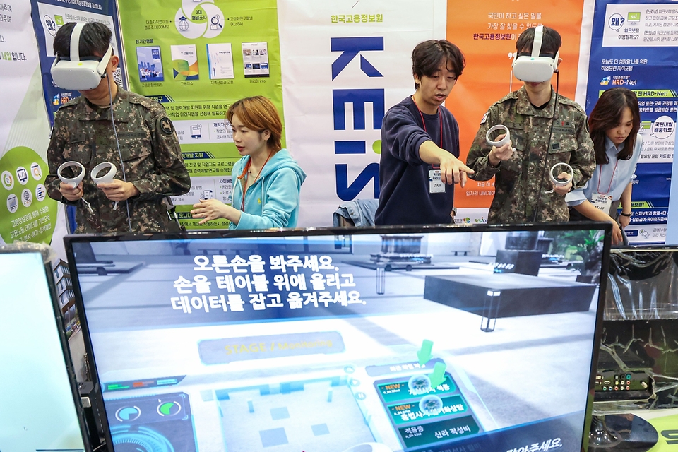 국군 장병들이 29일 경기도 고양시 일산 킨텍스에서 열린 ‘2024년 국군장병 취업박람회’에서 한국고용정보원의 VR 장비로 가상 직업 체험을 하고 있다.