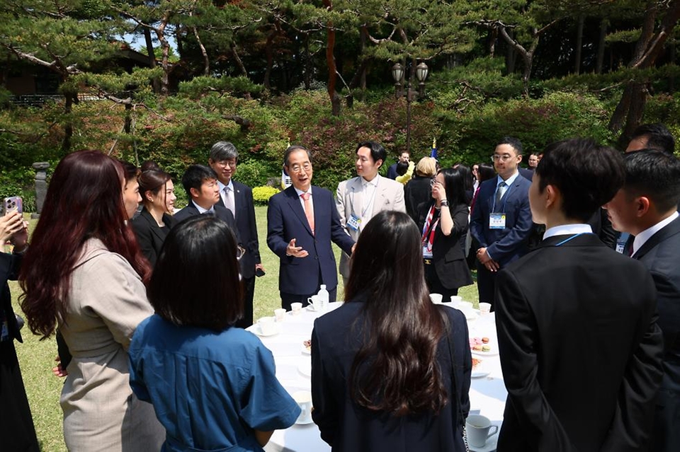 한덕수 국무총리가 1일 서울 종로구 총리 공관에서 열린 ‘세계 한인 차세대 대회 참석자 간담회’에서 참석자들과 환담하고 있다. 