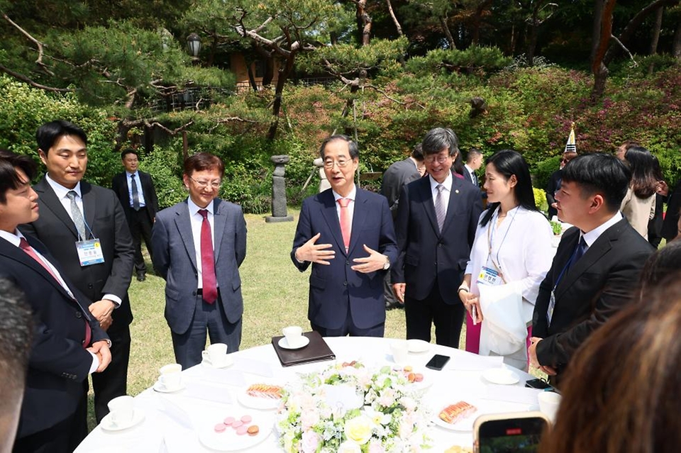 한덕수 국무총리가 1일 서울 종로구 총리 공관에서 열린 ‘세계 한인 차세대 대회 참석자 간담회’에서 참석자들과 환담하고 있다. 