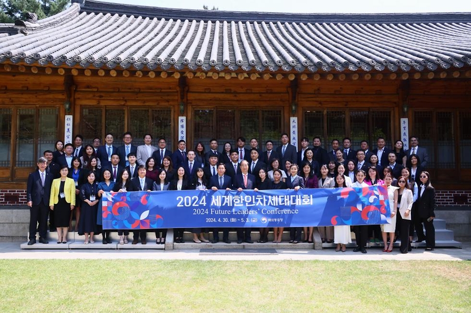 한덕수 국무총리가 1일 서울 종로구 총리 공관에서 열린 ‘세계 한인 차세대 대회 참석자 간담회’에서 참석자들과 기념 촬영을 하고 있다.