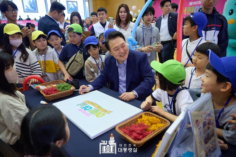 윤석열 대통령이 5일 청와대 연무관에서 열린 어린이날 초청 행사에서 공기정화식물 액자 만들기 체험에 참여한 어린이들과 대화하고 있다.