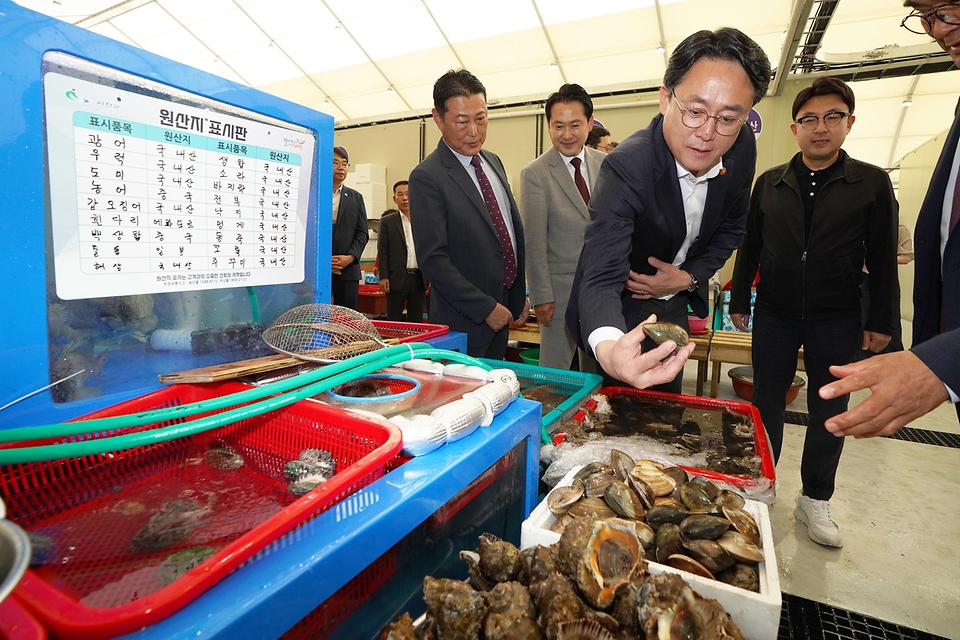 강도형 해양수산부 장관이 4일 충남 서천특화시장 임시상설시장에서 해산물을 살펴보고 있다.