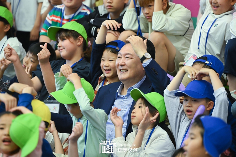 윤석열 대통령이 5일 청와대 연무관에서 열린 어린이날 초청 행사에 참석해 어린이들과 기념 촬영을 하고 있다. 