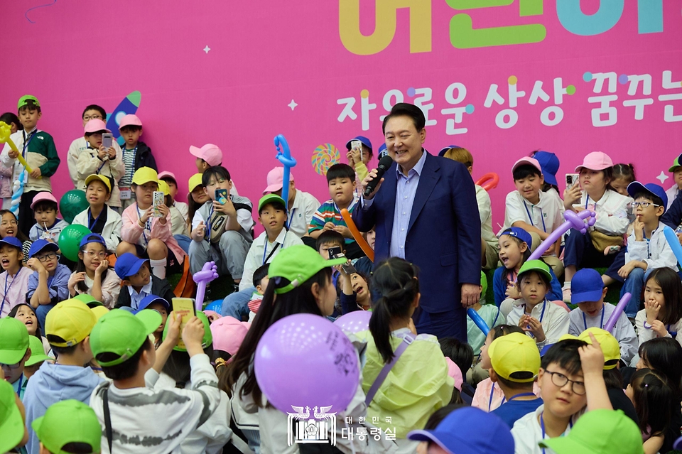 윤석열 대통령이 5일 청와대 연무관에서 열린 어린이날 초청 행사에 참석해 인사말을 하고 있다.