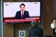 Citoyens regardant la conférence de presse marquant le deuxième anniversaire de l’investiture du président Yoon Seok-yeol – Photo |  multimédia