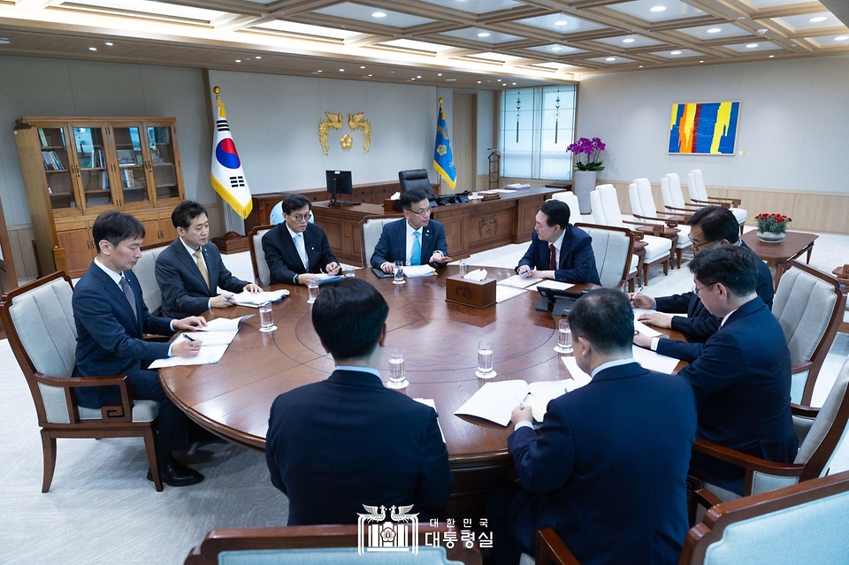 윤석열 대통령이 9일 서울 용산 대통령실 청사에서 열린 ‘제1차 경제이슈점검회의’를 주재하고 있다.