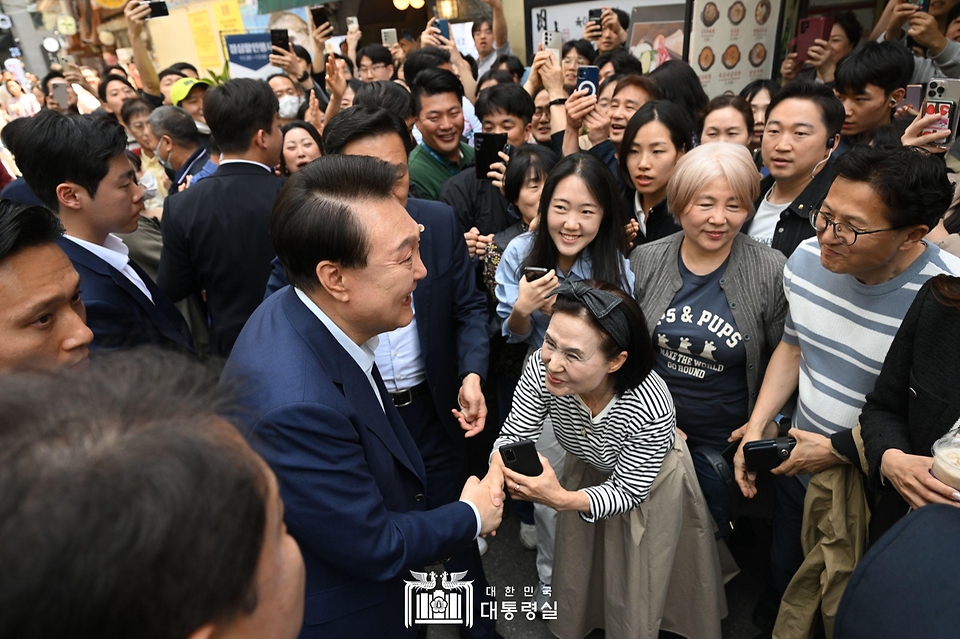 윤석열 대통령이 10일 서울 중구 다동 무교동 음식문화의 거리 일대에서 직장인, 시민들과 인사하고 있다. 