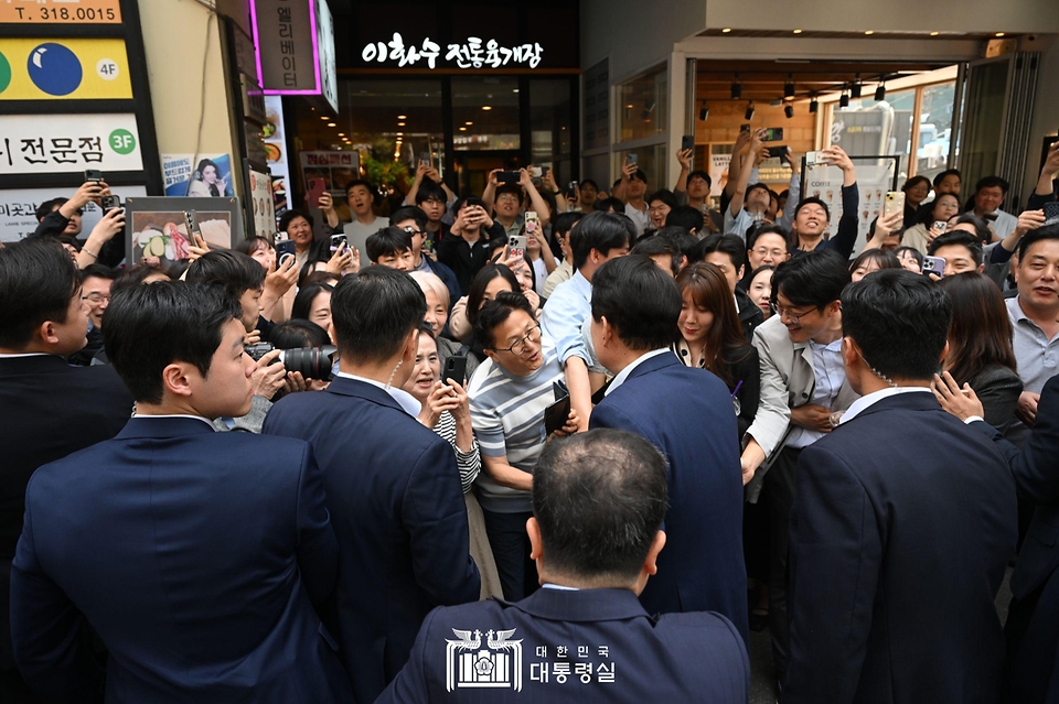 윤석열 대통령이 10일 서울 중구 다동 무교동 음식문화의 거리 일대에서 직장인, 시민들과 인사하고 있다. 