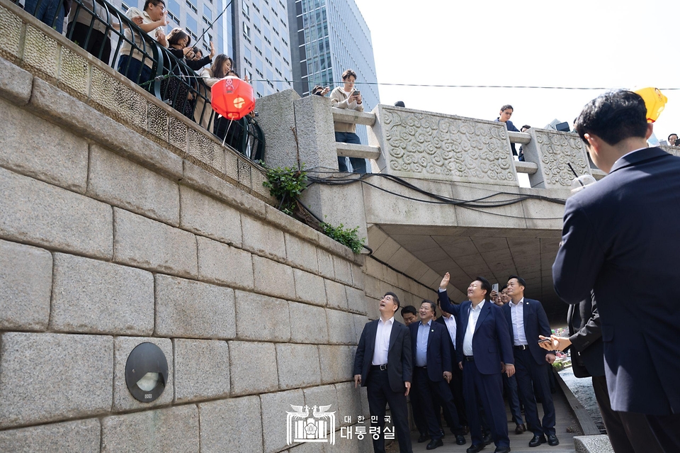 윤석열 대통령이 10일 서울 중구 청계천을 찾아 인근 직장인, 시민들과 인사하고 있다. 