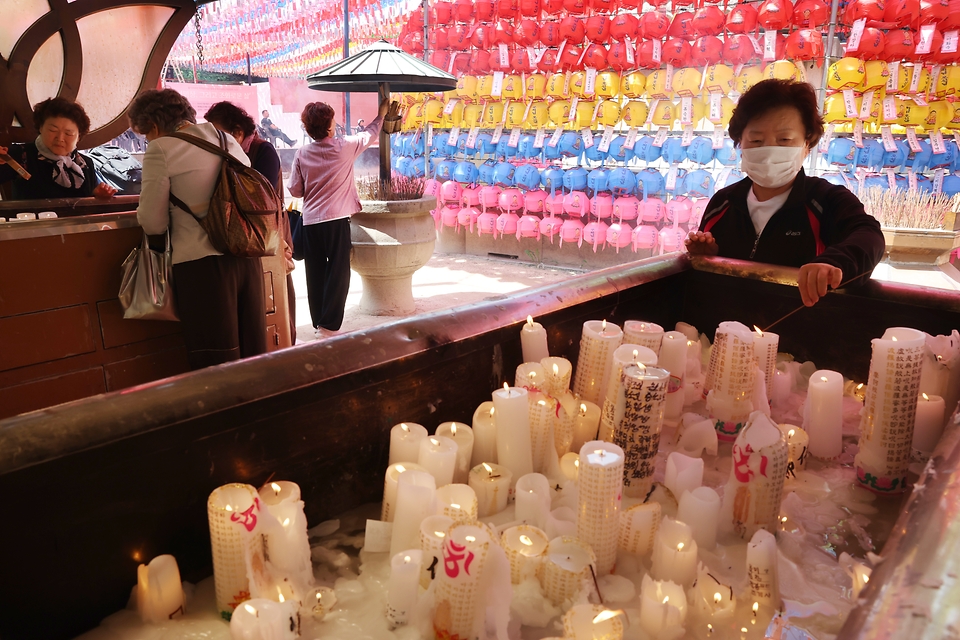 <p>불기 2568년 부처님 오신날을 닷새 앞둔 10일 서울 종로구 조계사를 찾은 불자들이 초를 밝히고 있다. </p>