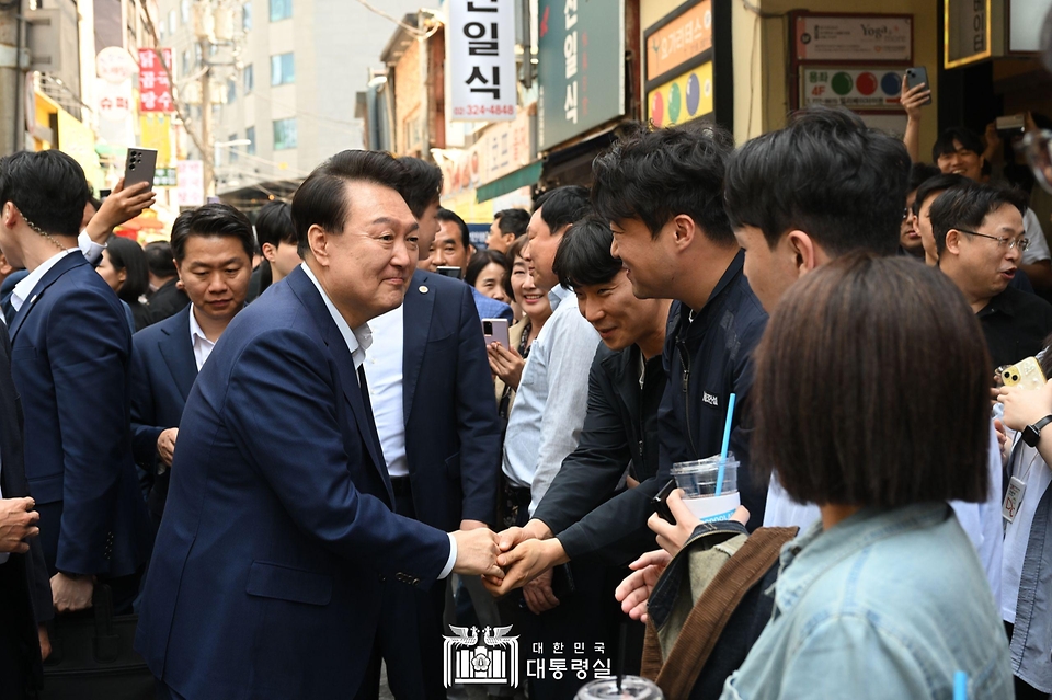 윤석열 대통령이 10일 서울 중구 다동 무교동 음식문화의 거리 일대에서 직장인, 시민들과 인사하고 있다. 