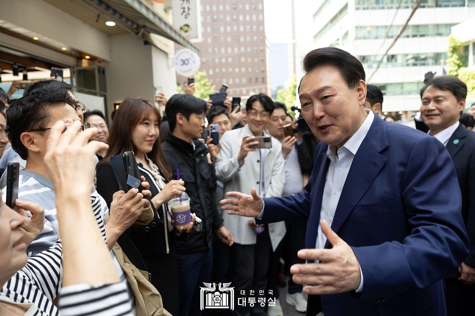 윤석열 대통령이 10일 서울 중구 다동 무교동 음식문화의 거리 일대에서 직장인, 시민들과 인사하고 있다. 