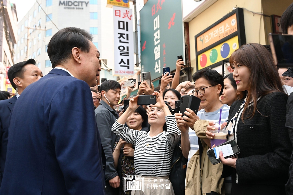 윤석열 대통령이 10일 서울 중구 다동 무교동 음식문화의 거리 일대에서 직장인, 시민들과 인사하고 있다. 