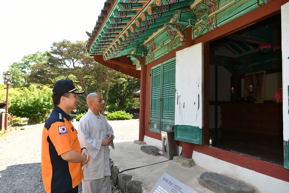 남화영 소방청장이 13일 충남 부여군 무량사를 방문해 부처님 오신 날 대비 화재 안전점검을 하고 있다.